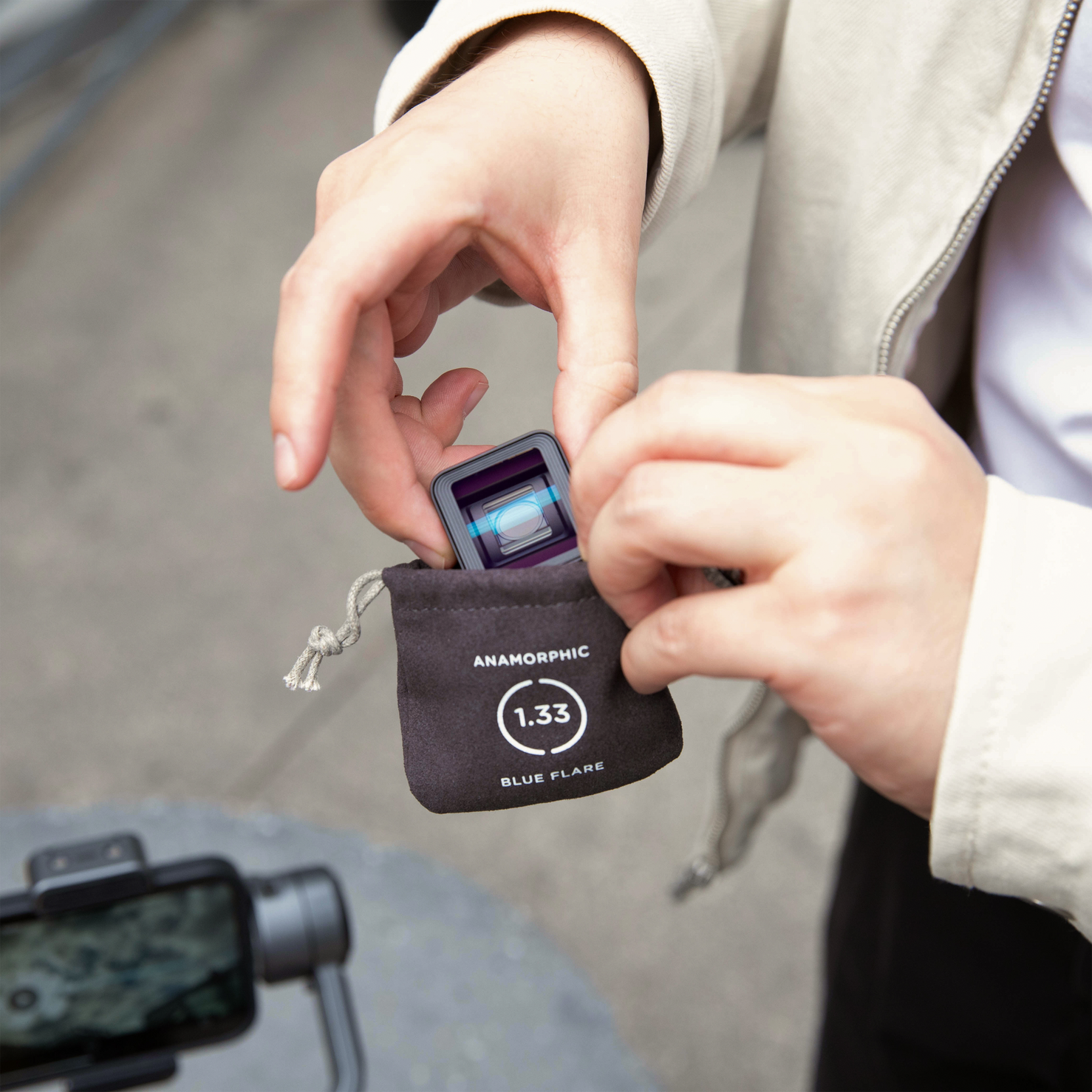 Moment Anamorphic 1.33x Mobile Lens - Blue Flare - T Series