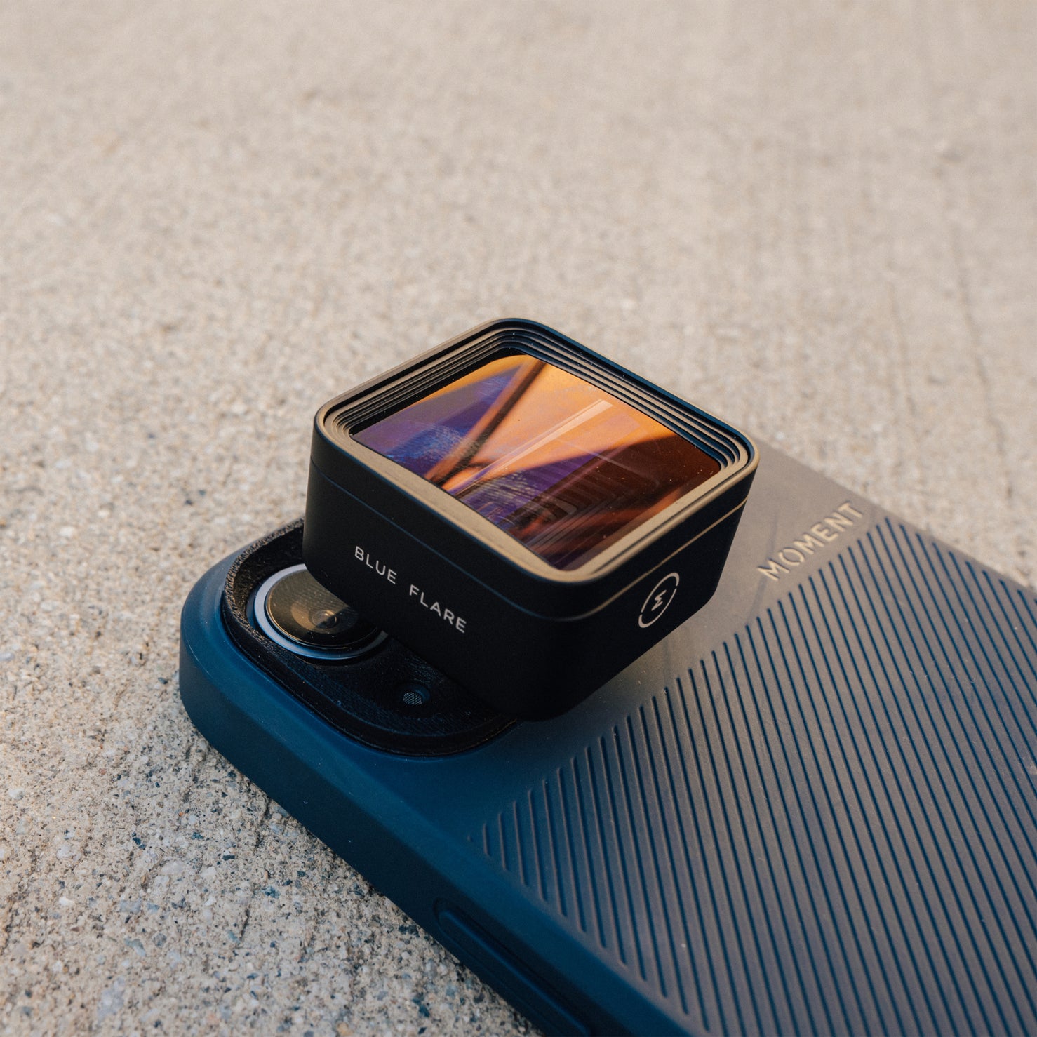 Moment Anamorphic 1.33x Mobile Lens - Blue Flare - T Series