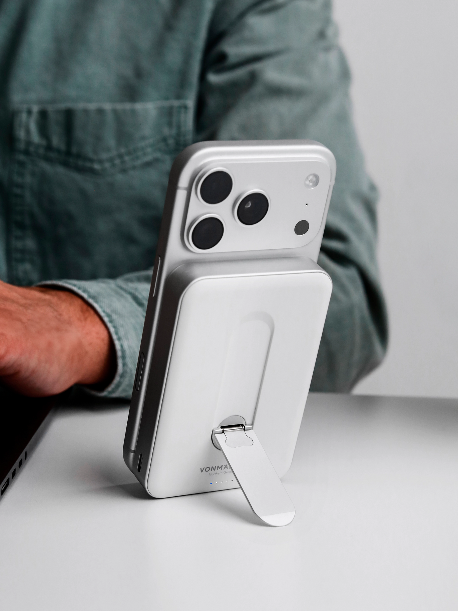 Vonmahlen Evergreen Mag Pro 10,000 mAh Power Bank with Kickstand - White